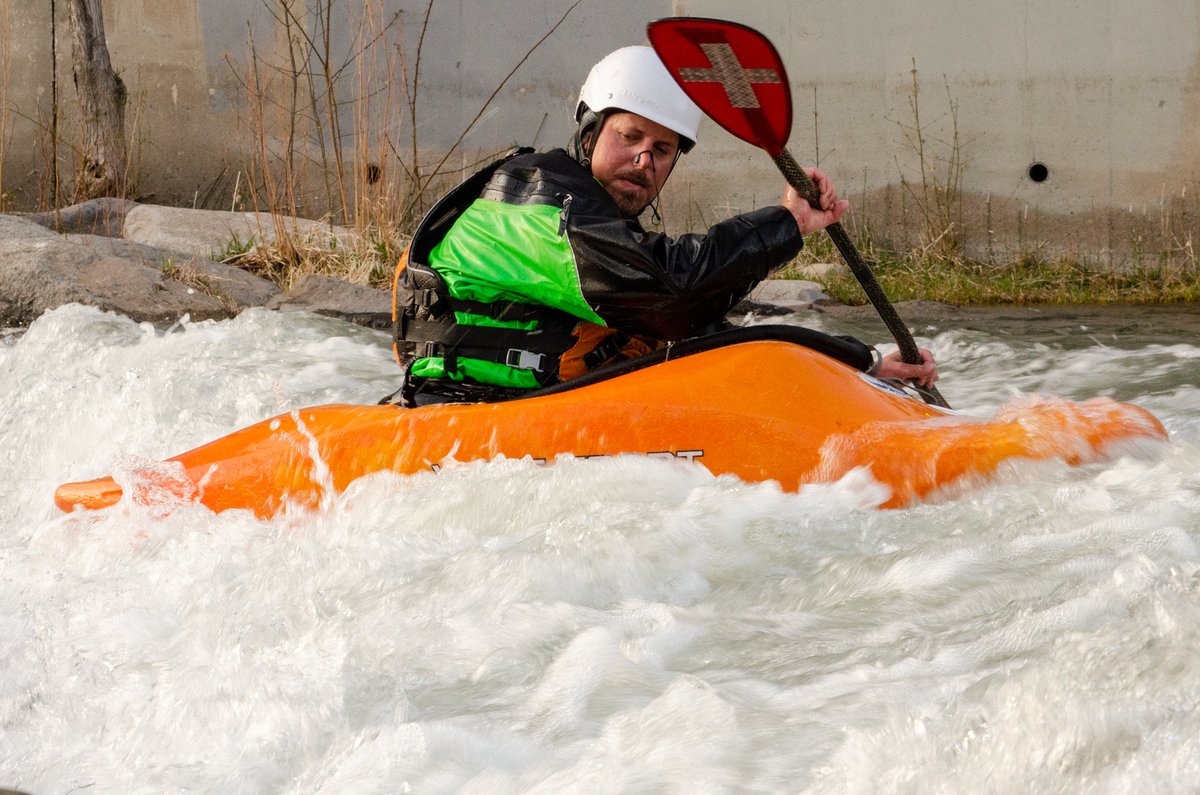 JonahSeckel's tweet photo. It's been an inspiring day of photography lectures and @coreyrich research at the j school! Tonight I was lucky enough to practice my photography with a kayaker paddling through the strong currents of the Truckee River, training for his 17th year in the sport. (March 31, 2022) https://t.co/LE4Oehy74r