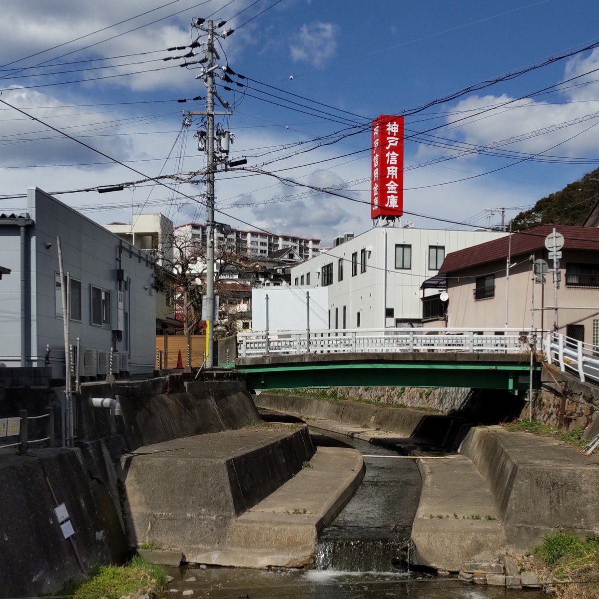 njPQ4hBYeV7KGHS's tweet photo. 神戸市垂水は晴れです。
イズミヤ和泉中央店でカーペット催事やってます。今日はお天気はいいですが、風が強い。
お店の2階にノラズさんっていう、美容室が今日オープンしたみたいです。よろしくお願いします。
#カーペット #企業公式が毎朝地元の天気を言い合う #敷物 #イズミヤ #和泉中央 #Nolas https://t.co/Yhlg1Suk8i