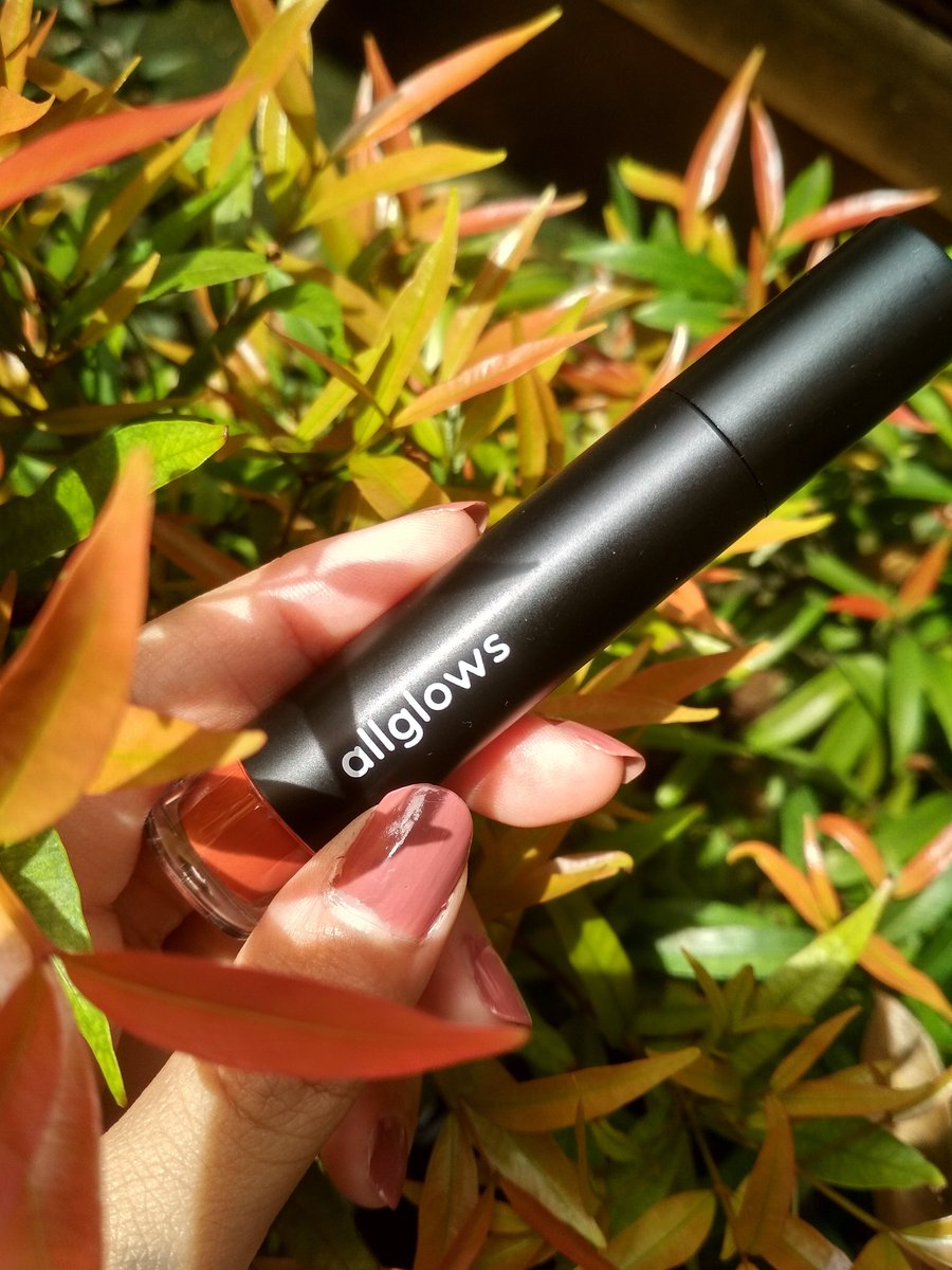 akungalaoo's tweet photo. #GlowUpdate
Lip tint ini somehow enak juga buat dipake daily, warnanya ga terlalu strong tapi bikin ✨warm up✨ muka yg butek cape 24/7, stain dan ketahanannya oke, ga banyak transfer, dan less drying. Fav part: cuma butuh setitik udah bisa cover full lips!👍🥲
#racuninmakeup https://t.co/PeYDtNeHEt