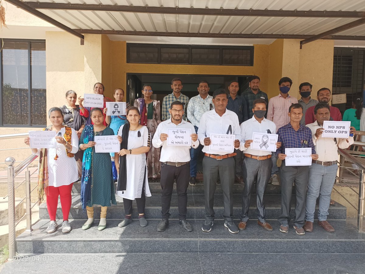 આજે નવસારી જિલ્લાના તમામ તલાટી કમ મંત્રીશ્રીઓ NPS ના વિરોધમાં અને OLD PENSION SCHEME લાગુ કરવાની માંગ માટે આંદોલનના ભાગરૂપે કાળી પટ્ટી અગર કાળા કપડાં પેહરી ફરજ બજાવશે. 
#NOPRUF
#RemoveNPS
#RestoreOPS 
<a href="/CMOGuj/">CMO Gujarat</a> <a href="/crpatilmp/">C R Patil</a> <a href="/bprawatNOPRUF/">B P Singh Rawat (NOPRUF)</a>
<a href="/NOPRUF_INDIA/">National Old Pension Restoration United Front</a>
<a href="/GRTMM1/">ગુજરાત રાજ્ય તલાટી મંત્રી મહામંડળ (OFFICIAL)</a>
<a href="/abpasmitatv/">ABP Asmita</a>