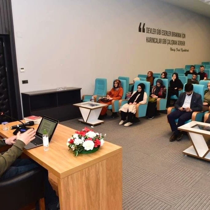 MUyumayan's tweet photo. 58. Kütüphane etkinliklerimizde bu akşam "Bir Dünya Okumak" söyleşisi ile Güray Süngü konuğumuzdu. https://t.co/XKl9nSrrMl