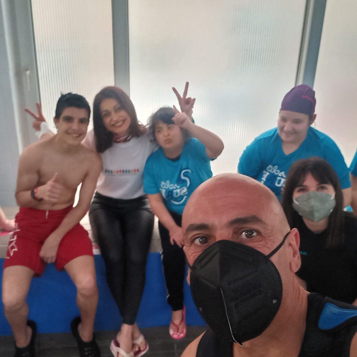 IesDrago's tweet photo. Compartimos la actividad 🏄 de este jueves con María José, nuestra directora y la @Asoc_MiHijoYYo
Gracias 😁  @a_solosurf  y a su magnífico equipo por compartir con nosotros este maravilloso proyecto. Junto 🤝🏼cambiaremos el mundo♥️
#IesDrago #Solosurf #ActivaAcuática https://t.co/9ntCdp0eY8