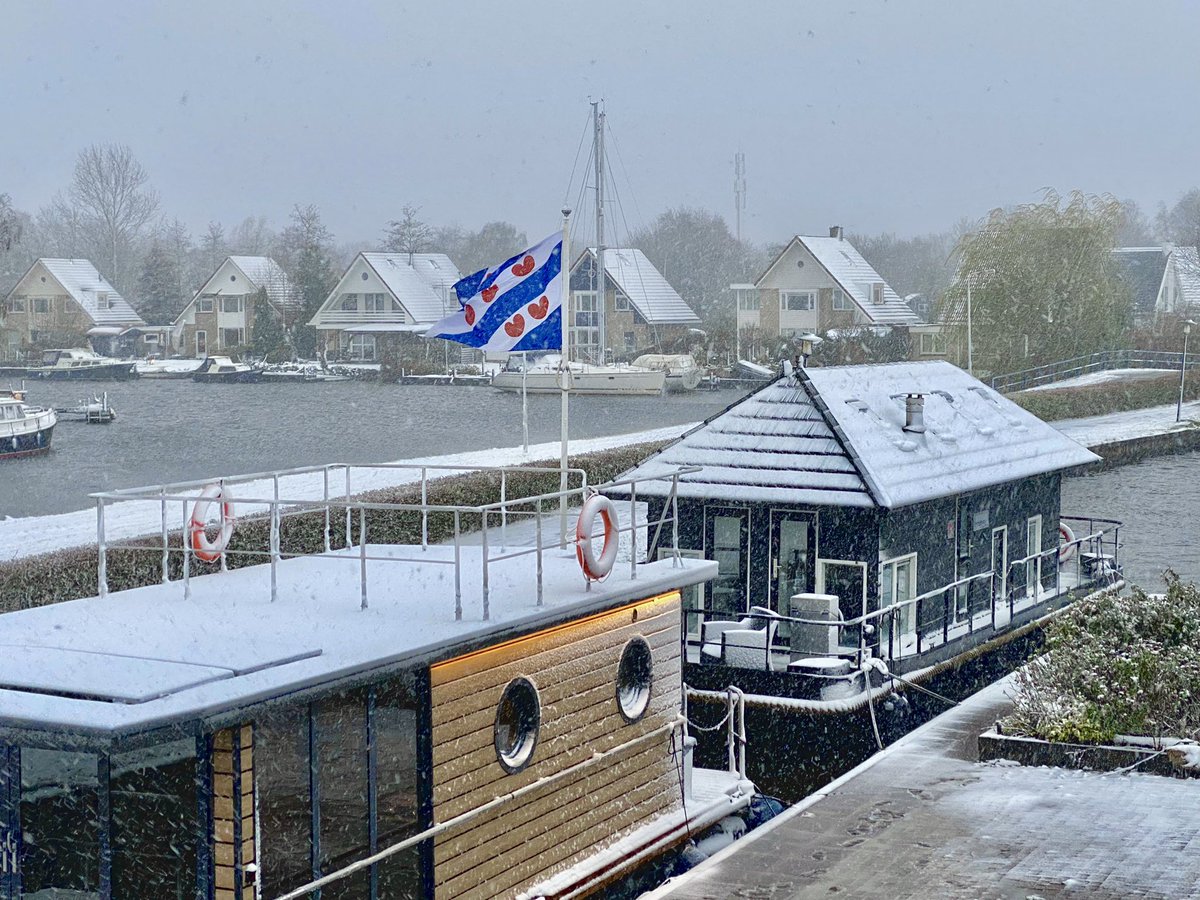 VaarHuis's tweet photo. ⛄️ 1 april 2022 ⛄️ Het vaarseizoen is begonnen ❄️ #vaarhuis #huisboot #huisbootvakanties #terherne #defryskemarren https://t.co/VzQRkyENTK