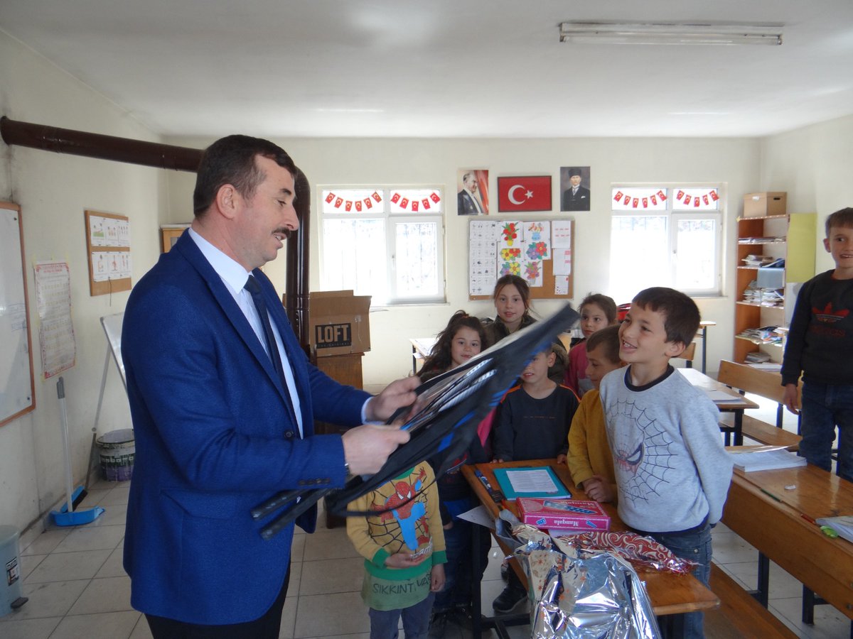 İlçe Milli Eğitim Müdürü İbrahim AÇIKGÖZ,  köy okullarımızı ziyarette bulundu. Öğrencilerimizin eğitim durumlarını, okullarımızın istek ve ihtiyaç taleplerini değerlendirdi. <a href="/ibr4him4cikgoz/">İbrahim Açıkgöz</a> <a href="/sinopilmem/">Sinop Milli Eğitim Müdürlüğü</a> <a href="/YLDZercan1957/">Ercan Yıldız🇹🇷</a> <a href="/duragankaymakam/">T.C. DURAĞAN KAYMAKAMLIĞI</a>