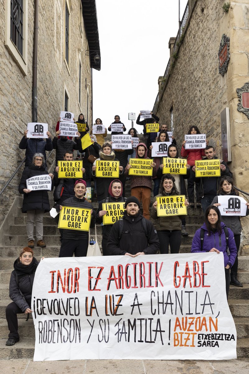 ⚫⚫Devolved la luz a Chanila, Robenson y su familia

💡Inor ez argirik gabe💡

Chanila y Robenson son una familia del Casco Viejo que residen en una vivienda de <a href="/ProgramaBerakah/">Berakah</a>. Desde hace una semana y media a estas vecinas se les ha cortado la luz en su casa

[Abrimos hilo ⬇️]