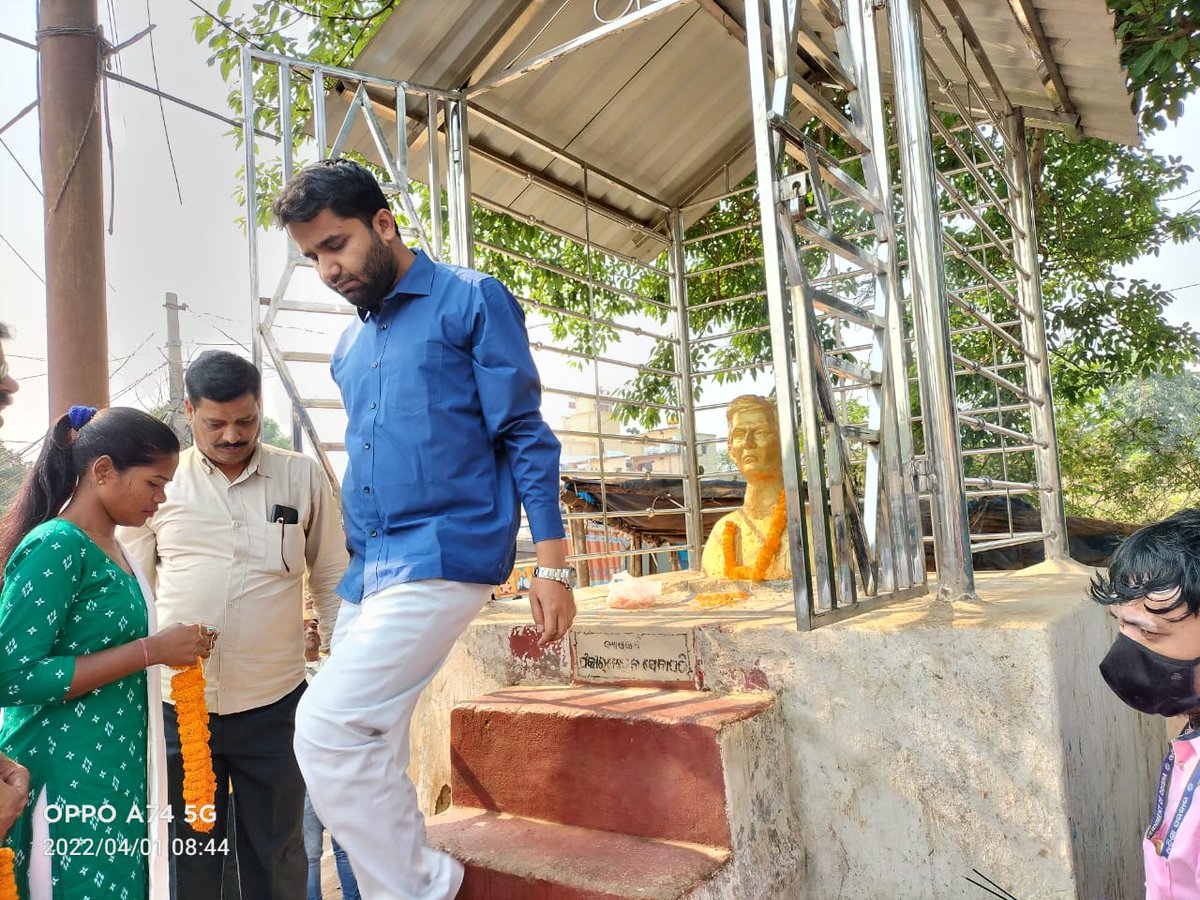dmkoraput's tweet photo. କୋରାପୁଟ ଜିଲ୍ଲା ସଦର ମହକୁମା ଠାରେ ଓଡିଶା ଦିବସ ମହା ସୋମାରୋହରେ ପାଳିତ l  ଏହି ଅବସରରେ ସହରରେ ସ୍ଥାପିତ ଓଡ଼ିଶାର ବରପୁତ୍ର ଓ଼ ସ୍ୱାଧୀନତା ସଂଗ୍ରାମୀ ମାନଙ୍କ ପ୍ରତିମୂର୍ତ୍ତିରେ ପୁଷ୍ପ ମାଲ୍ୟାର୍ପଣ. @IPR_Odisha https://t.co/fiRVftw8tq
