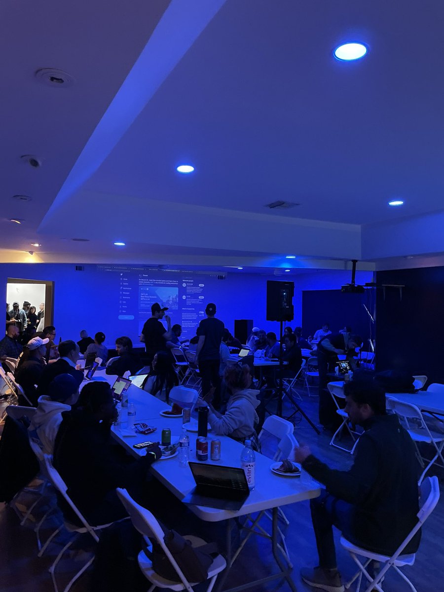 ETHSanDiego's tweet photo. packed house! thank you to everyone that came out to launch their own dynamic NFTs w. @chainlink 🚀

@NFTLAlive https://t.co/K7ShS676L1