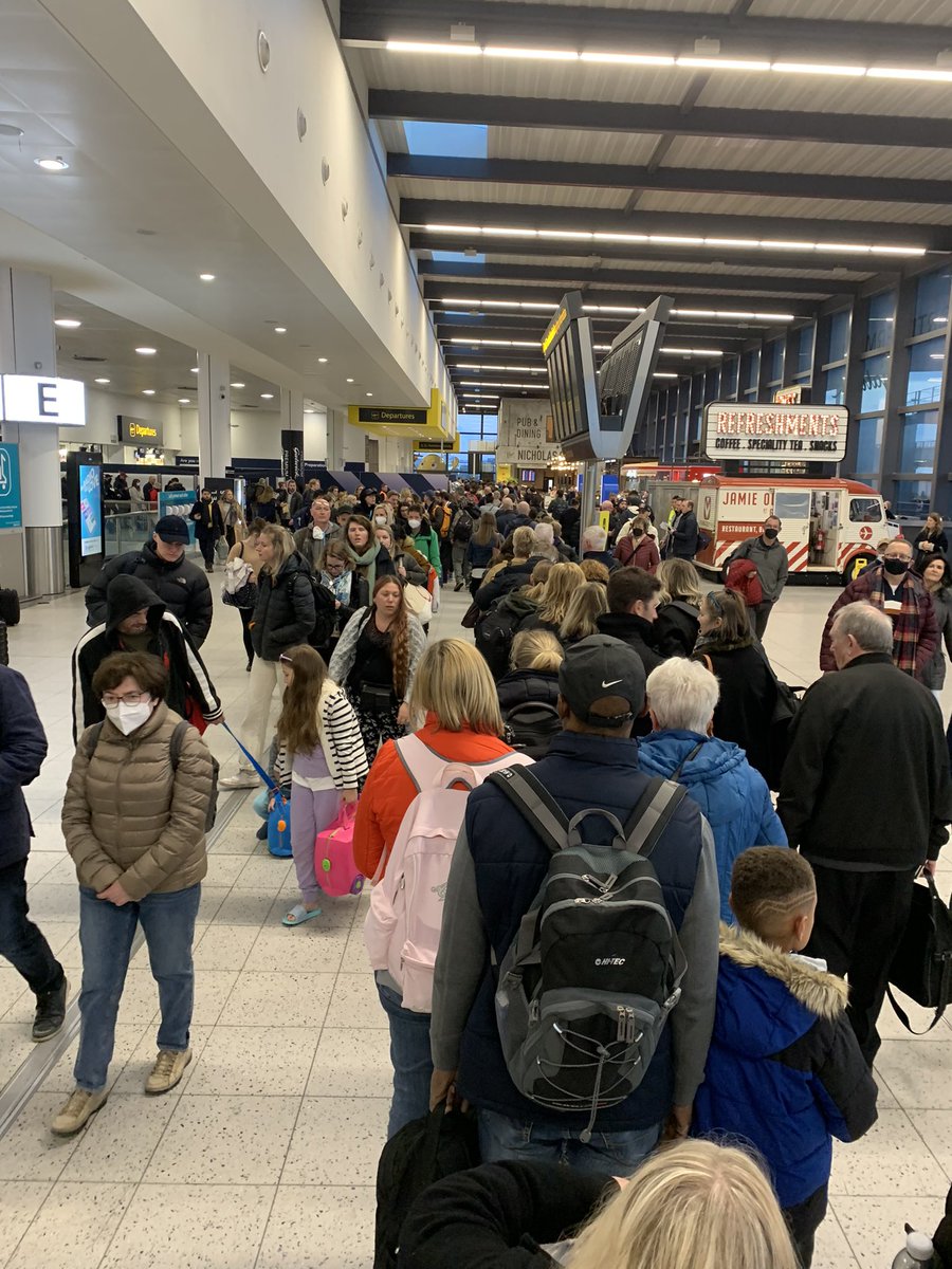 Hughjeffort's tweet photo. @Gatwick_Airport not even the summer passenger loads yet and it’s chaos!! https://t.co/vDbSCkCMZ8