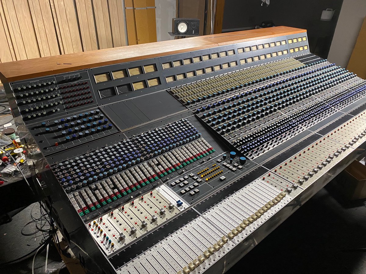olesovhcom's tweet image. Ceci est une console de studio Neve 8078. Elle a &amp;gt;45ans. Le son qui passe par cette console est upgradé. Il est mieux. On l’entend. On ne l’explique pas techniquement. Cette console mixera les morceaux MFF qu’on produira gratos pour faire émerger les (jeunes) nouveaux artistes.