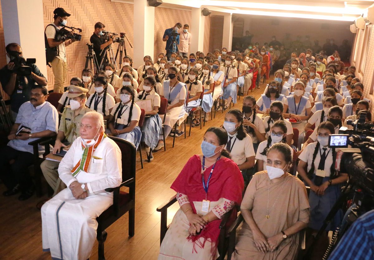 Hon'ble Governor Shri Arif Mohammed Khan , along with students of St.Teresa's CGHSS,Ernakulam, attending the 5th edition of (online) #PareekshaPeCharcha organized by Ministry of Education  @EduMinOfIndia : 
PRO, KeralaRajBhavan