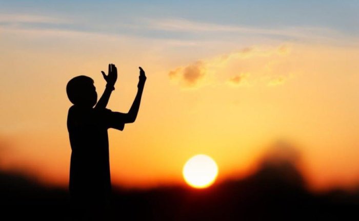 لا تستهينوا بالدعاء والتضرع للّـه
فـ به يرد القضاء وتقضى الحاجات