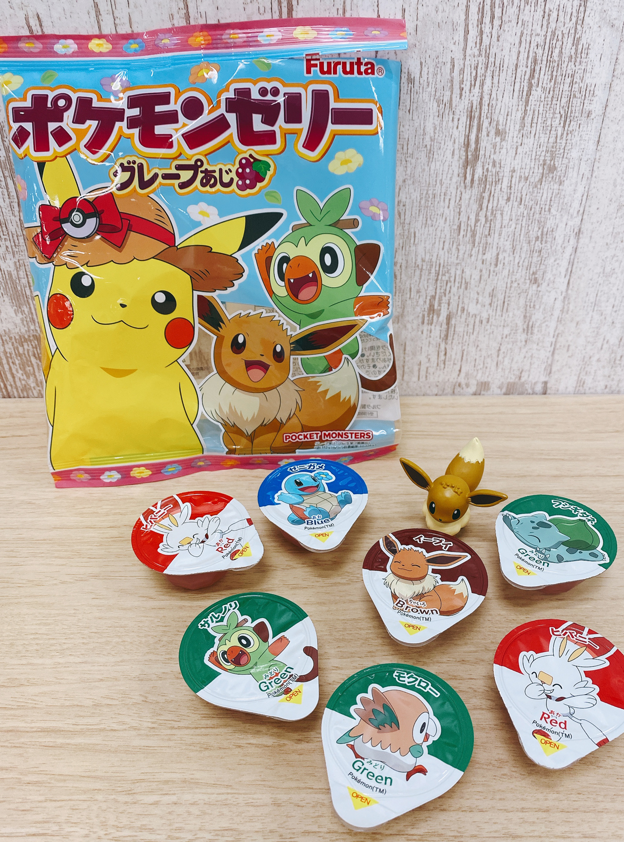 公式 プロジェクトイーブイ 続 今日のおやつは ポケモンゼリー 味はグレープで フタの絵柄は全部で17種類あるんだって どのポケモンが出るかなぁ ドキドキ わー イーブイ も出たよ Eevee ブイるおやつタイム T Co