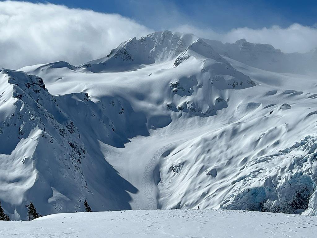 doyoupowderclub's tweet photo. After downday Wednesday our Gurus enjoyed premium conditions @LastFrontHeli Bell II area. About 12600 meter vertical in 19 runs for them. Record with 19500 meter vertical by LFH-guide Hannes and guests from🇨🇭!
🚁⛷
@BergmannEmil 
@powdersnow_24 https://t.co/PxWQHXT7SO