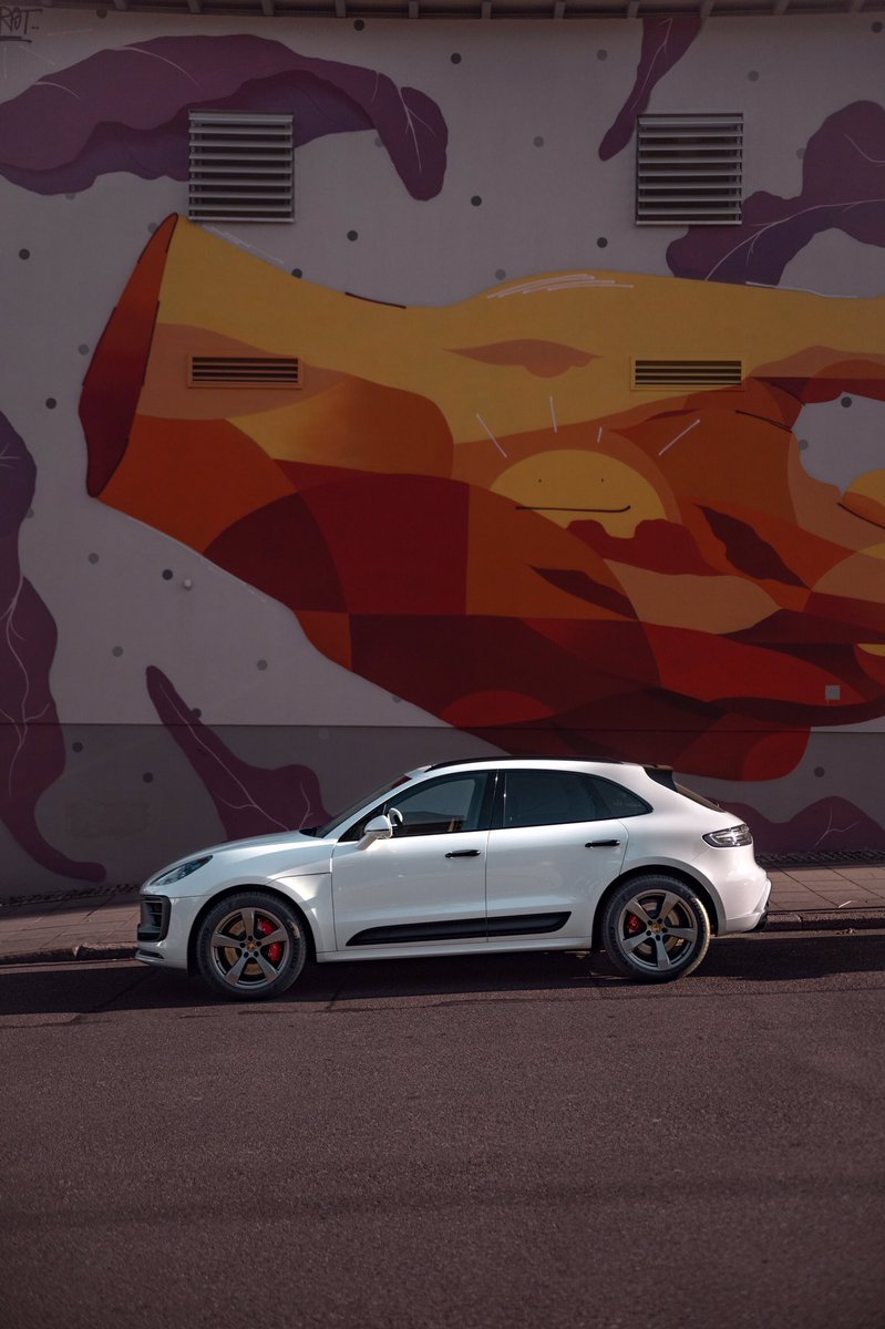 NoelSimert's tweet photo. The new Porsche Macan GTS.
Never stop moving forward.

I love the new front bumper, the back looks lifted and the interior has changed also. The center console looks like a part from the 992 Carrera.

In my eyes a perfect facelift for the Porsche Macan. 
#dareforward @Porsche https://t.co/V8vJS4Gzyt