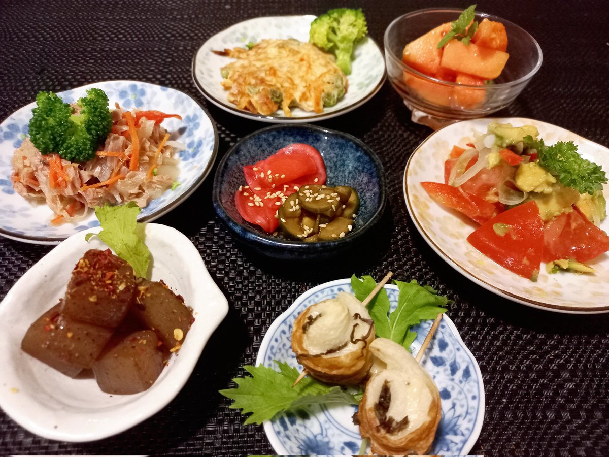 Tomoka881's tweet photo. Japanese cuisine.
Fish cake baked with cheese.
Spicy yam cake.
Tuna salad.
Beacon & vegetable fritter。
🥑🍅salad
Pickled 🥒 radish
Marinated pawpaw.
#yummy
#tappas
#FokdieBeauty https://t.co/aU2idXeggd