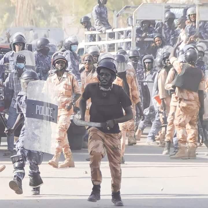 rasd_sudan's tweet photo. هذه هي القوات الانقلابية التي نفذت ابشع الجرائم ضد الثوار اليوم في شارع القصر وتنوعت هذه الجرائم ما بين القتل بالرصاص الحي والطعن بالسكاكين والسواطير والاستهداف المباشر بعبوات الغاز المسيل للدموع. 
الى أي وطن تنتمون وأي ديانة تتبعون ؟؟ https://t.co/q9dNgvaNPu