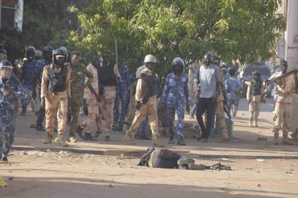 rasd_sudan's tweet photo. هذه هي القوات الانقلابية التي نفذت ابشع الجرائم ضد الثوار اليوم في شارع القصر وتنوعت هذه الجرائم ما بين القتل بالرصاص الحي والطعن بالسكاكين والسواطير والاستهداف المباشر بعبوات الغاز المسيل للدموع. 
الى أي وطن تنتمون وأي ديانة تتبعون ؟؟ https://t.co/q9dNgvaNPu