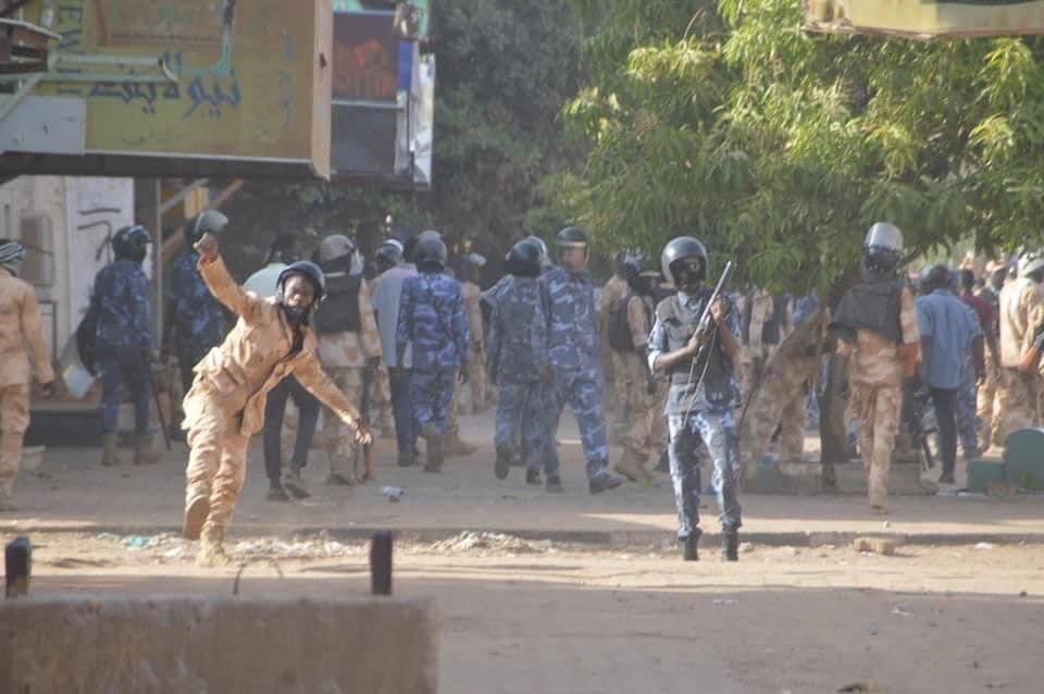 rasd_sudan's tweet photo. هذه هي القوات الانقلابية التي نفذت ابشع الجرائم ضد الثوار اليوم في شارع القصر وتنوعت هذه الجرائم ما بين القتل بالرصاص الحي والطعن بالسكاكين والسواطير والاستهداف المباشر بعبوات الغاز المسيل للدموع. 
الى أي وطن تنتمون وأي ديانة تتبعون ؟؟ https://t.co/q9dNgvaNPu