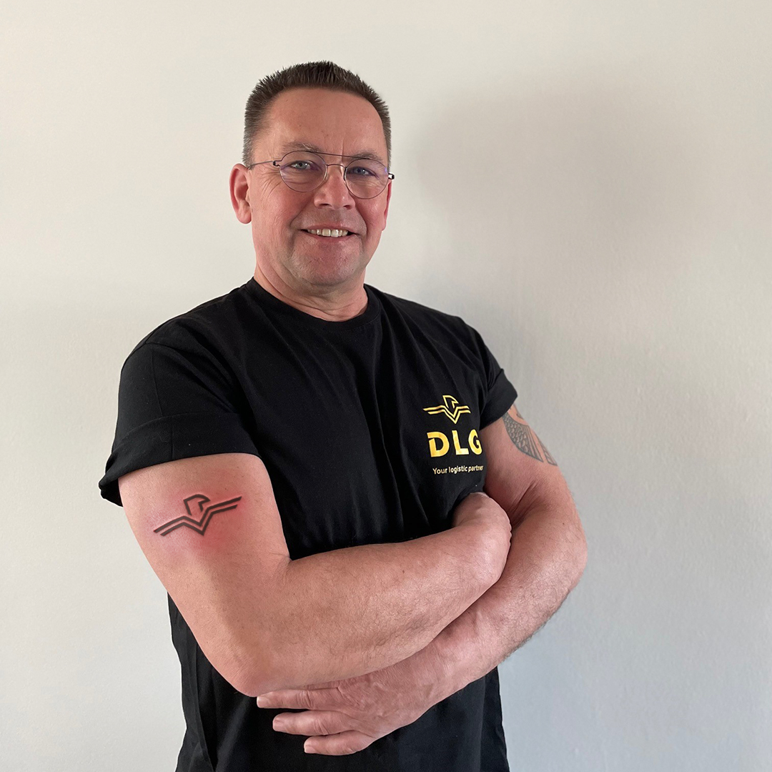 dlg_logistics's tweet photo. Wauw! 🤩

Onze collega kwam zojuist zijn nieuwe tatoeage laten zien op kantoor. We wisten wel dat hij een nieuwe tatoeage ging laten zetten, maar niet dat het onze Veagle zou zijn! Dat is pas iets om trots op te zijn, prachtig Ton! 💪 https://t.co/onxDeS1kWt
