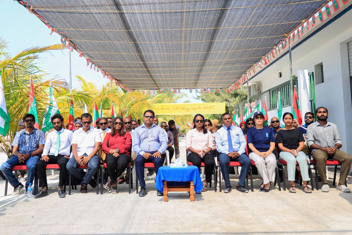 MoEnvmv's tweet photo. މަޑުއްވަރީ ފެނުގެ ނިޒާމް އިފްތިތާހް ކުރުން؛މި ނިޒާމް ހިންގުމަށް ހަމަޖެހިފައި ވަނީ އިޔާދަކުރުވަނިވި ހަކަތަ ބޭނުންކޮށްގެން. މިގޮތުން ފެން އުފެއްދުމުގެ ޚަރަދު ކުޑަކޮށް ތިމާވެއްޓާއި ރައްޓެހި ގޮތަށް ދެމެހެއްޓެނިވި ޚިދުމަތެ ދިނުމުގެ ގޮތުން 25 ކިލޯވޮޓުގެ ގެ ސޯލާ ފެނަލްވަނީ ގާއިކޮށްފައި https://t.co/xfru89jyWU