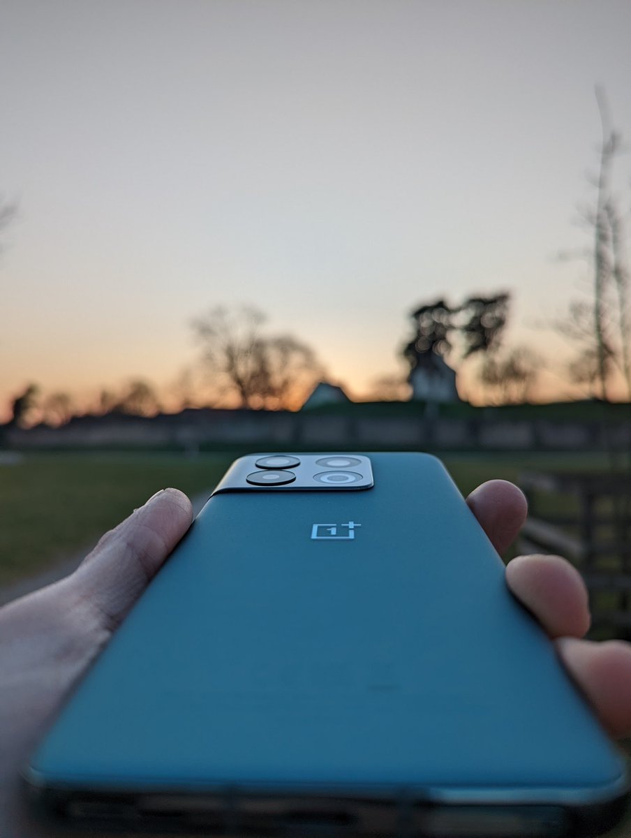 jellezon_'s tweet photo. Sexy #OnePlus10Pro https://t.co/ril7nqmxVp