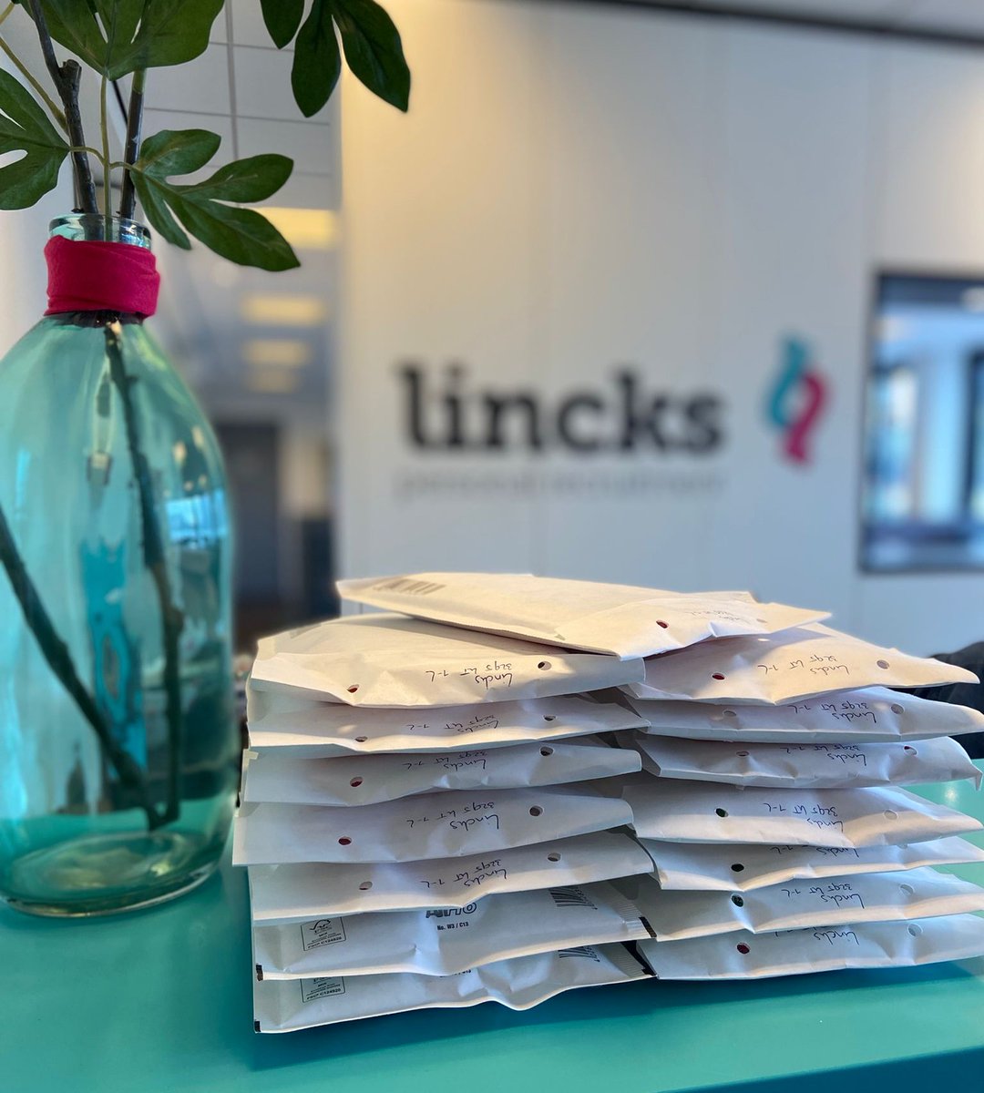 Nee het is geen grap! Gisteren is deze stapel enveloppen namelijk écht op de post gegaan voor de kandidaten die vandaag en maandag via Lincks starten in hun nieuwe baan. Heel veel succes &amp; werkplezier gewenst! 🤩

#1april #nieuwebaan #enveloppen #tonychocolonely #teamlincks #werk