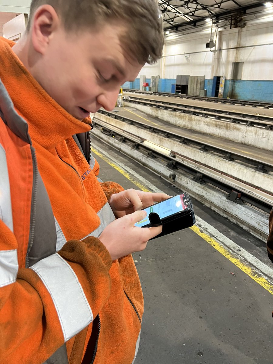 JamesmcQ4's tweet photo. @joewallace1997 has a flip phone case pass it on https://t.co/5leMKuDnNs