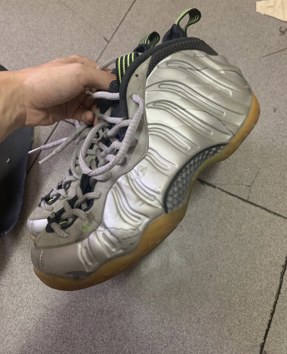 wang199701's tweet photo. 这直男的鞋也太臭了，鞋垫上的汗渍足印也太诱人了。真的好爱直男的鞋垫，尤其是又臭脚印又明显的。 https://t.co/lwEsZmiypK