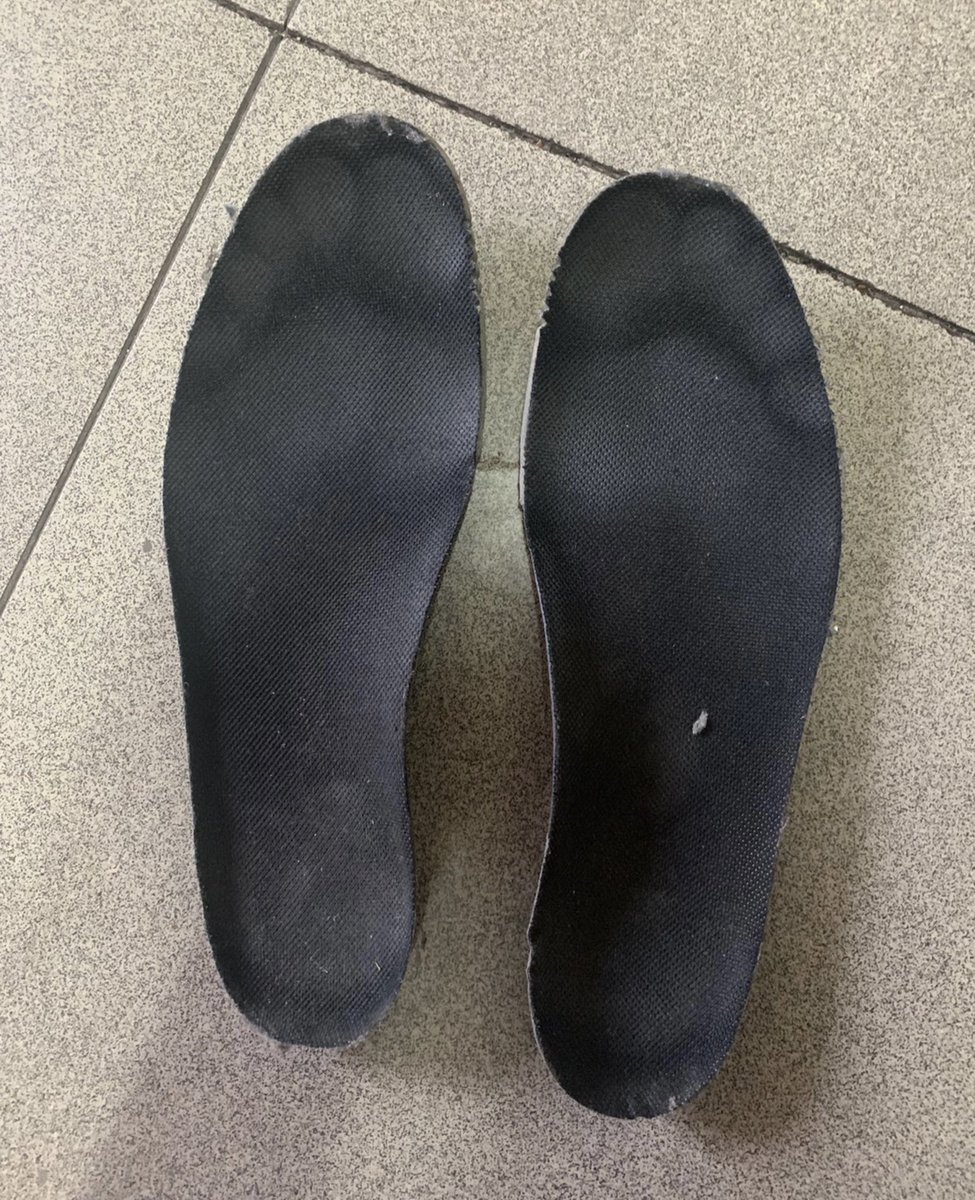 wang199701's tweet photo. 这直男的鞋也太臭了，鞋垫上的汗渍足印也太诱人了。真的好爱直男的鞋垫，尤其是又臭脚印又明显的。 https://t.co/lwEsZmiypK