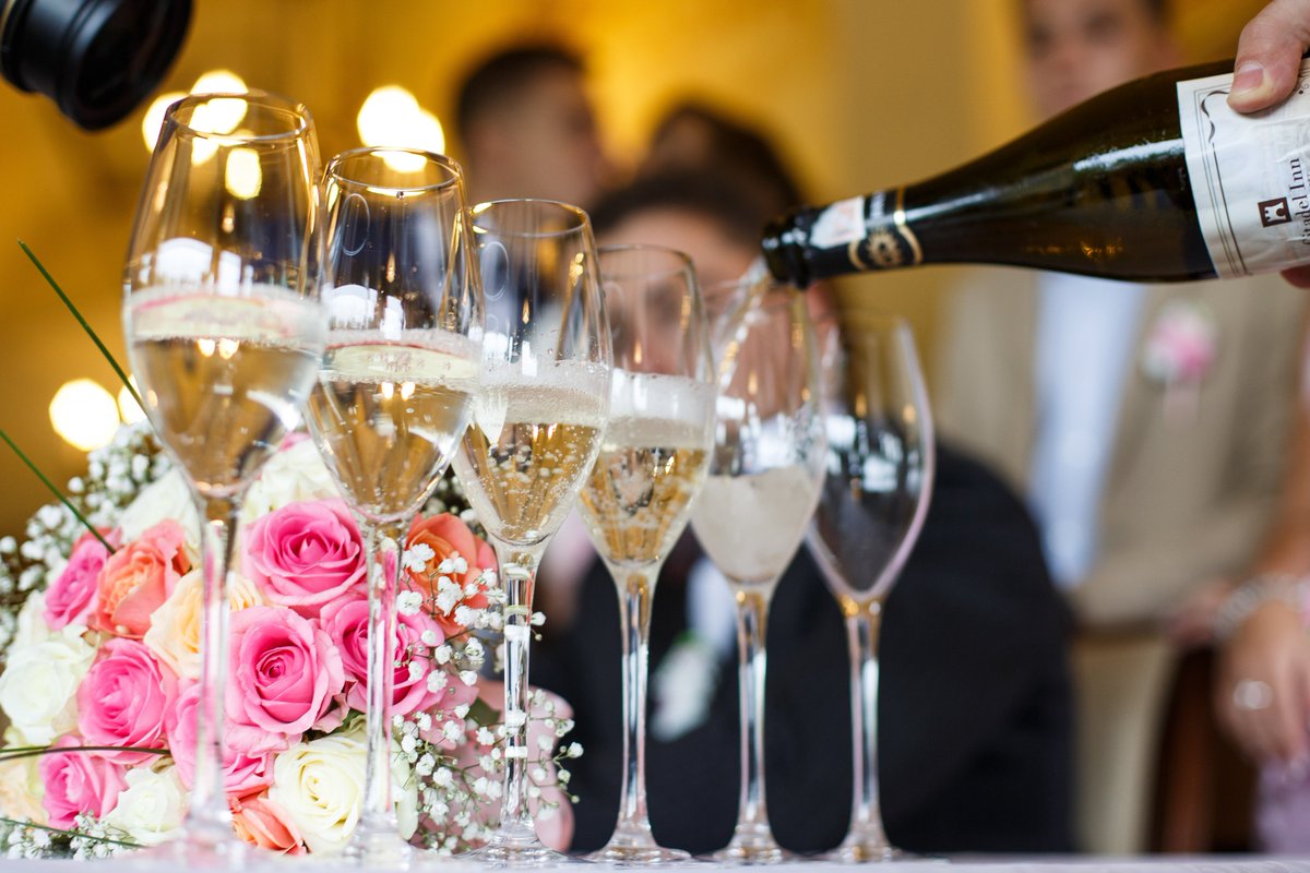Cheers! Uit cijfers van het CBS blijkt dat het aantal huwelijken omhoog spuit. De inhaalslag is duidelijk gaande. Ruim 74% meer huwelijksvoltrekkingen in de maand februari '22 t.o.v. dezelfde maand in '19. 4.100 koppels gaven elkaar het Jawoord. We drink to that!
#bruidmedia