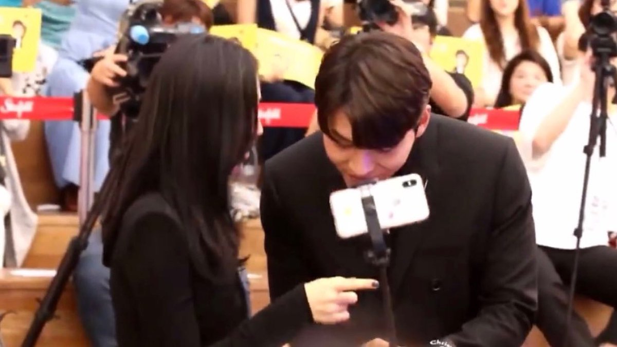 sionkki's tweet photo. the way he always bends down to listen to what she’s saying 🥺 https://t.co/EJQTu2bQ6v