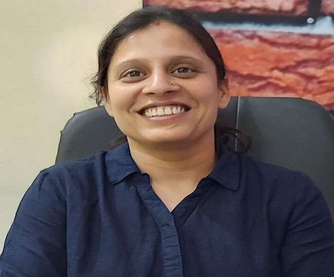 sarkari_doctor's tweet photo. दून मेडिकल कॉलेज की डॉ. निधि उनियाल को OPD के मरीज छोड़कर हेल्थ सेक्रेटरी की पत्नी को देखने घर भेजा गया
आरोप है कि मामूली बात पर हेल्थ सेक्रेटरी ���ी पत्नी ने उनसे अभद्रता की, फिर माफी मांगने को कहा गया 
माफी नहीं मांगी तो तबादला कर दिया। डॉक्टर ने इस्तीफा देना बेहतर समझा https://t.co/HfVw7N5Cif