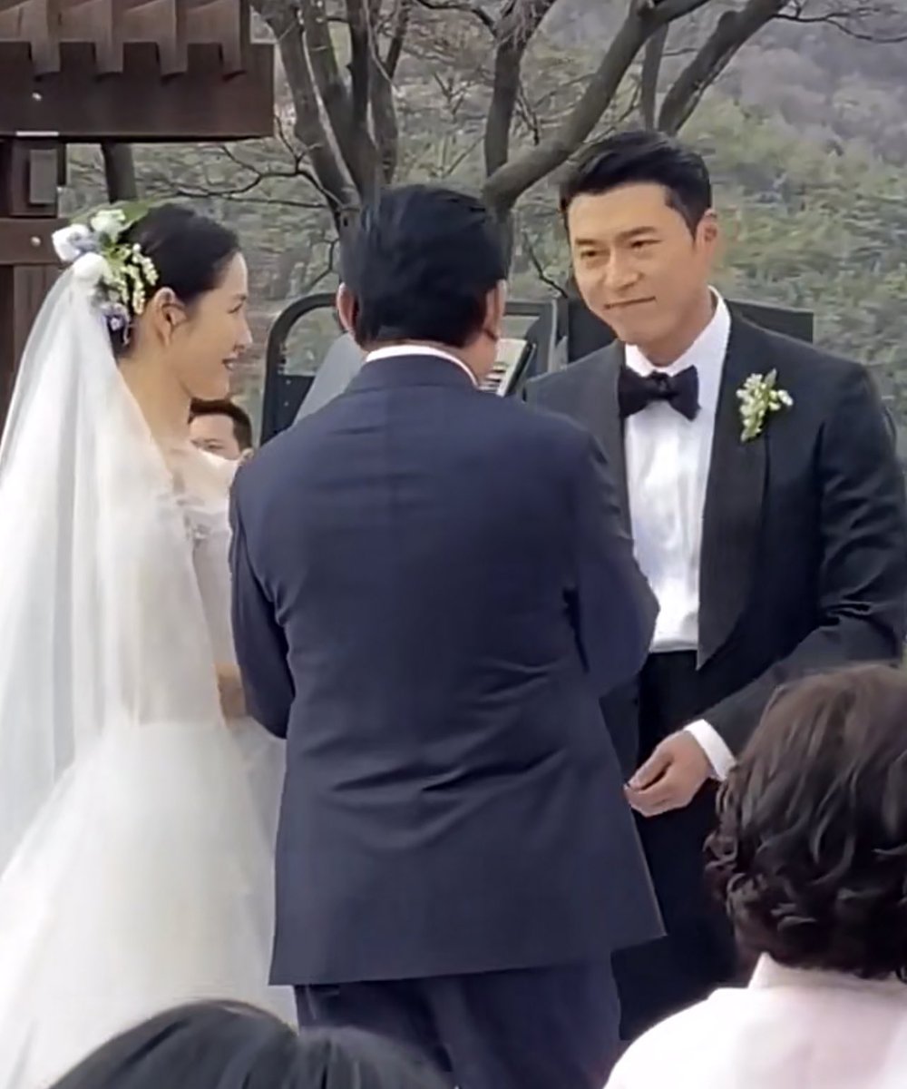 BINJINGALLERY's tweet photo. THEY'RE BOTH SO WHIPPED FOR EACH OTHER 😭🤍

#BINJIN #THEBINJINWEDDING https://t.co/QKarsOhuSb