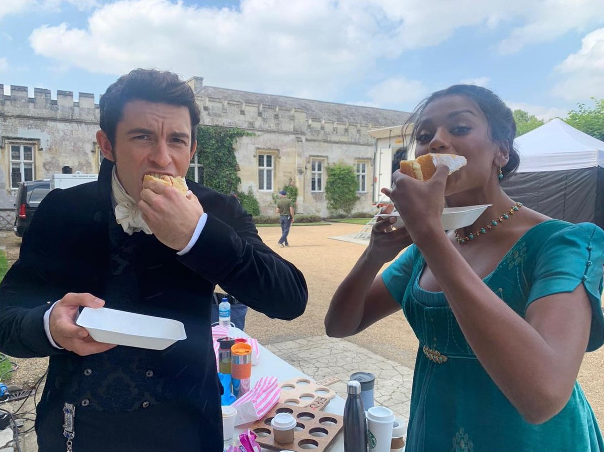 TodayChismes's tweet photo. Detrás de cámaras de BRIDGERTON! 🎬🌸 

👉 https://t.co/maCmg4L65G 

#Netflix #Bridgerton #QueenCharlotte #Shondaland #AprilFoolsDay #JUNGWOO #ParikshaPeCharcha https://t.co/m6aBwbpTtH