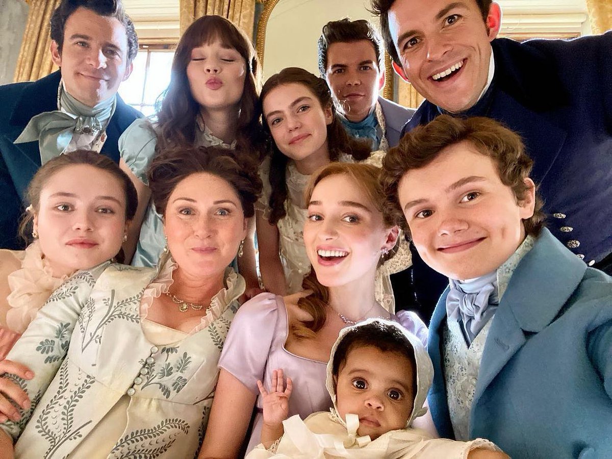 TodayChismes's tweet photo. Detrás de cámaras de BRIDGERTON! 🎬🌸 

👉 https://t.co/maCmg4L65G 

#Netflix #Bridgerton #QueenCharlotte #Shondaland #AprilFoolsDay #JUNGWOO #ParikshaPeCharcha https://t.co/m6aBwbpTtH