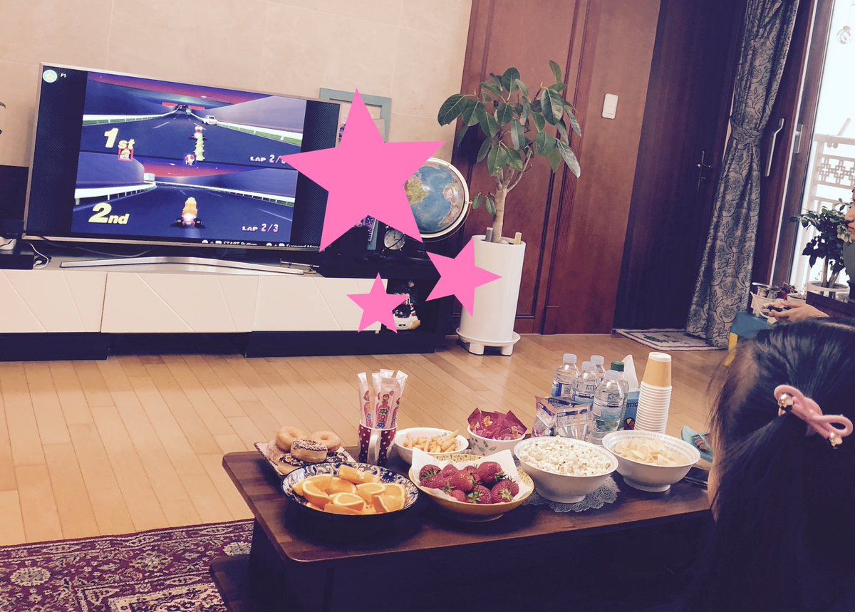 Suzu704027141's tweet photo. 近所のインド人チングの家に行ってきた🇮🇳うちの娘は、人生で初めてマリオカートを教えてもらった❣️
インド人の息子くんからNintendoDSの使い方教えてもらって、キノピオもToadっていう英語名だしなんだか逆輸入された気分😆😆
#springbreak #indianfriend https://t.co/1VzB0uTUeh
