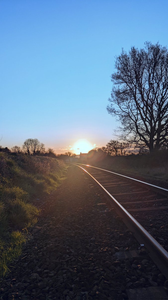 31dooW's tweet photo. Beautiful morning walking the dog 🐕 😍😍 #beautiful #dogwalking #morningwalk #sunrise #railway https://t.co/oQLSLMS9gI