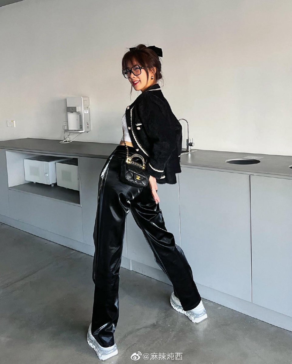 shoes53045world's tweet photo. 🤍 Shoes for a new world 🤍Chinese style blogger Maladunxi gives a high-contrast look some extra lift with Bump’Air 3D — available as a phygital bundle with Bump’Air White+ 3D NFT on @bitski , physical shoes available on our website!
#shoes53045 #shoetopia https://t.co/auKL82I2hO