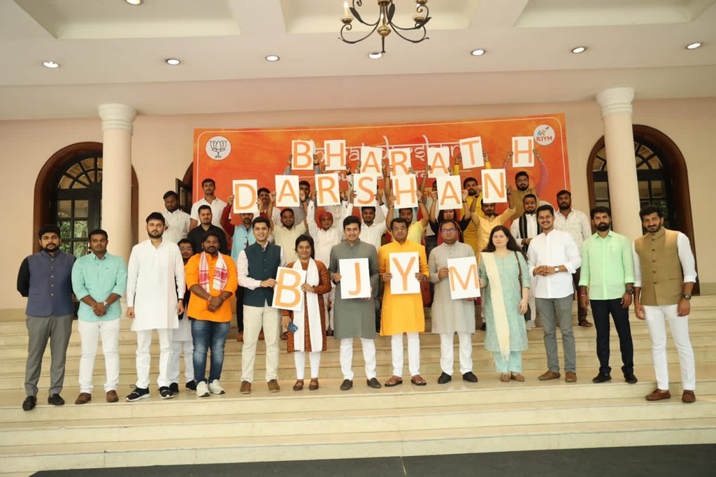 Varun_Jhaveri's tweet photo. @BJYM launches the #BJYMBharatDarshan Sushasan Yatra!

The Yatra innaugurated by HM @AmitShah Ji and CM @BSBommai Ji will have it's first batch in Karnataka. Led by Prez @Tejasvi_Surya ji, the Yatra will expose youth to diverse avenues of good governance across the country! https://t.co/j3hyrZnpkC