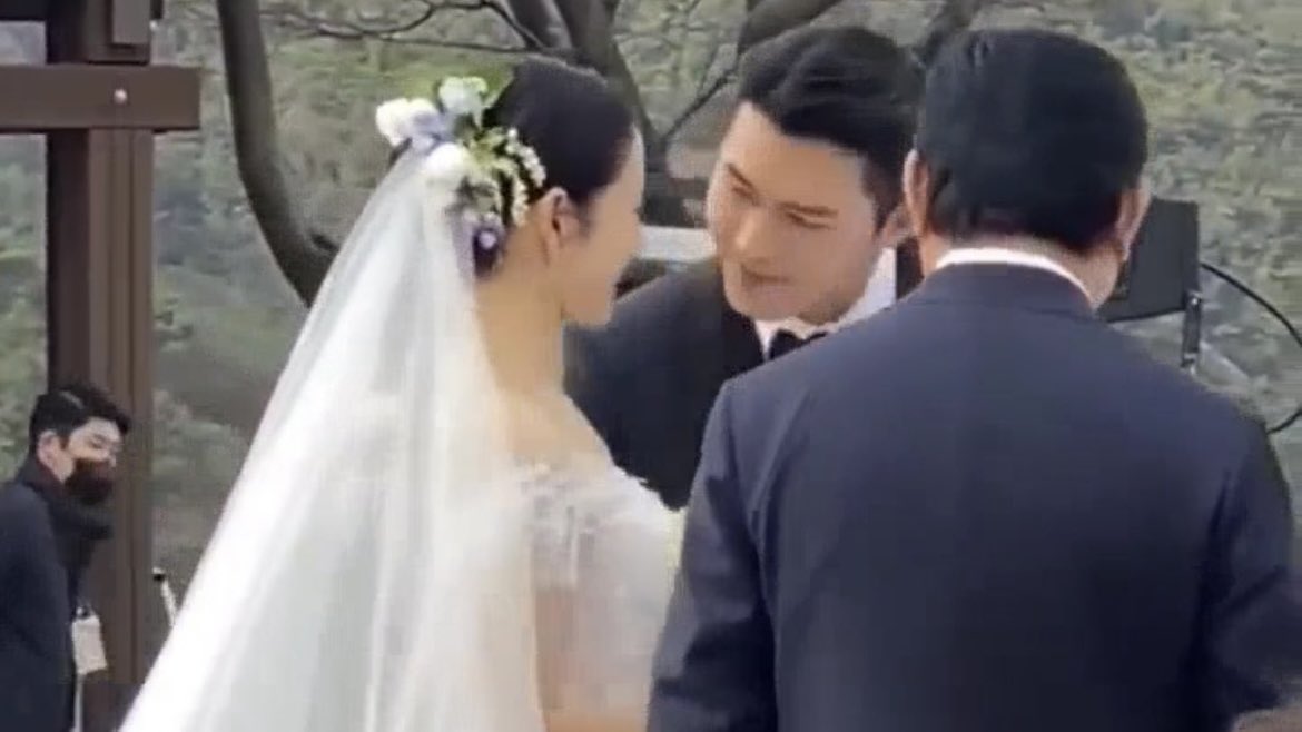 aynijodian's tweet photo. The way he looks at her with such adoration 😭😭😭

#HyunBin #SonYeJin #손예진 #현빈 #BinJinWedding #TheBinJinWedding https://t.co/VZsc8PKhtO