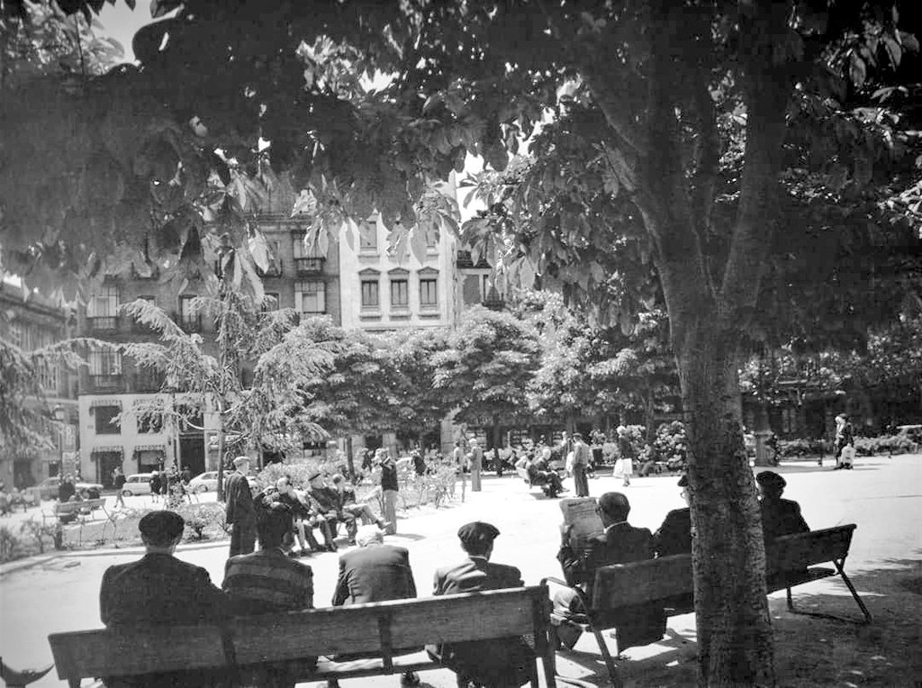 gatopormadrid's tweet photo. Así lucía la Plaza de Santa Ana de Madrid en la década de 1980.

Comparada con la actual te dan ganas de llorar. https://t.co/t9OUfw12TY