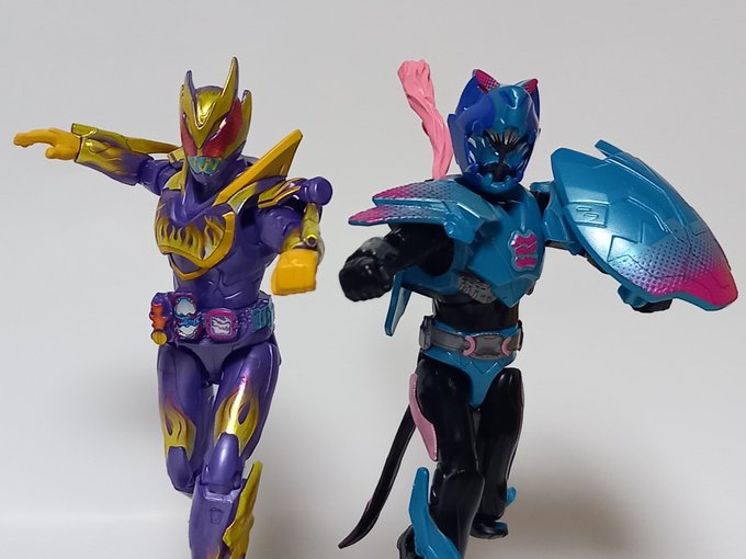 装動リバイスby6!ボルケーノのファイアーパターンが綺麗。プテラゲノムもようやく揃いました。 