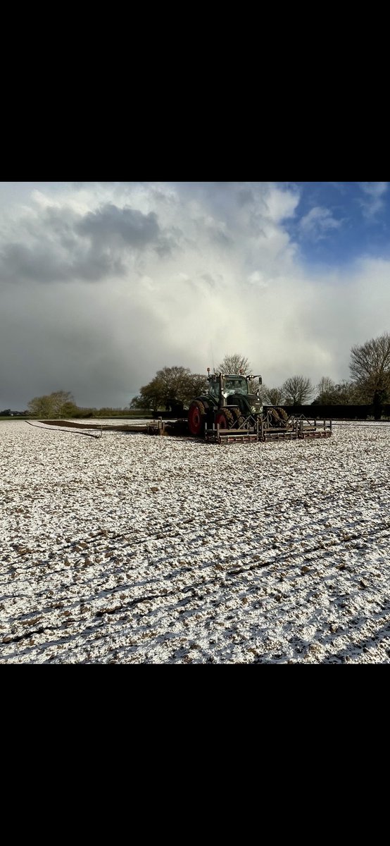 Allwood17's tweet photo. The 1st of April can you believe it……… ❄️ @BritishSugar #1st of April #agriculture #AprilFoolsDay2022 https://t.co/FAaht5ekld