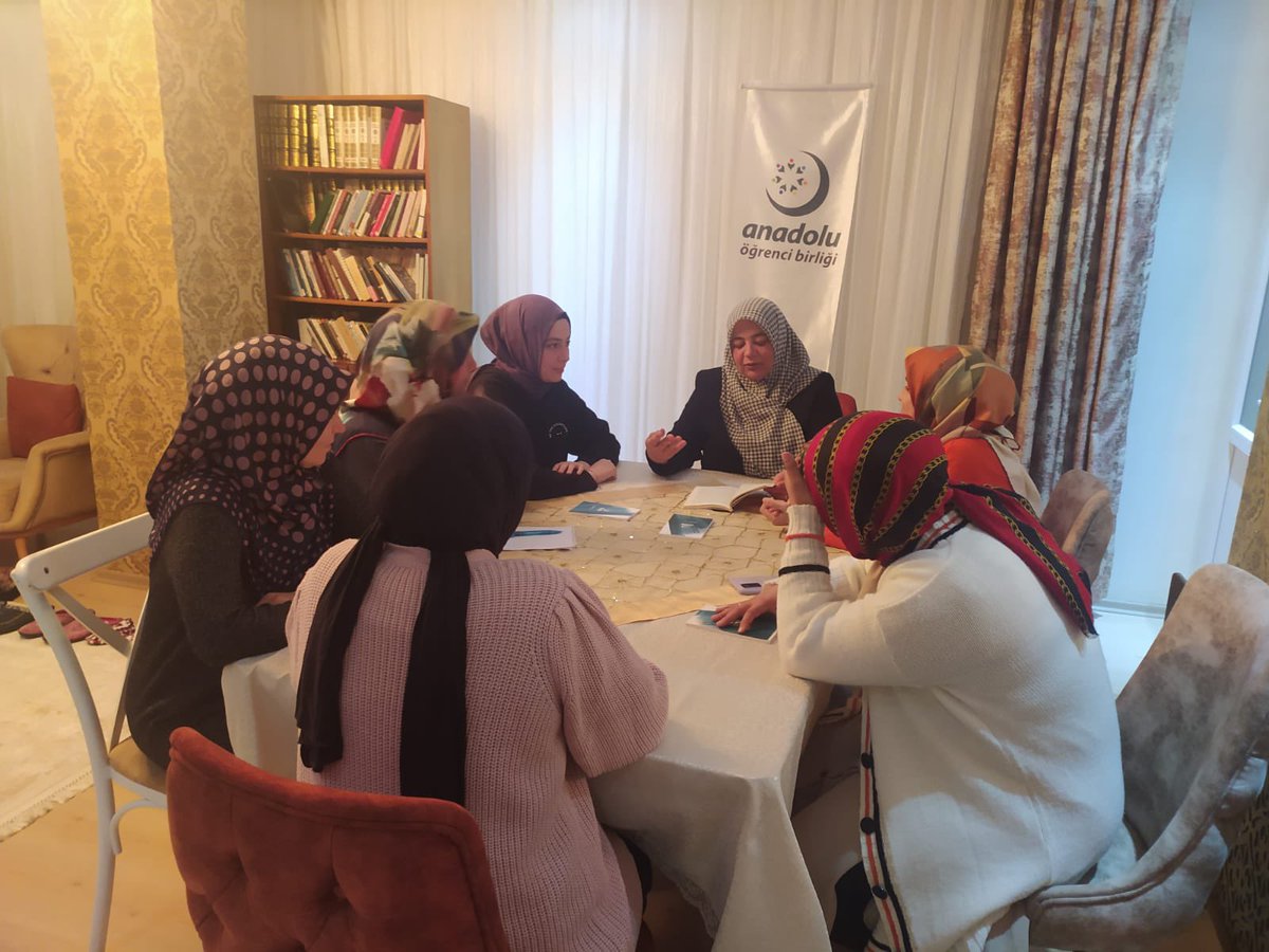 aobosmaniye's tweet photo. 📍Anadolu Öğrenci Birliği Osmaniye yeni bir haftayı verimli geçen programla karşılayarak Amin Maalouf’un Ölümcül Kimlikler adlı kitap kritiğinde buluştu. https://t.co/9vOkyS89RL