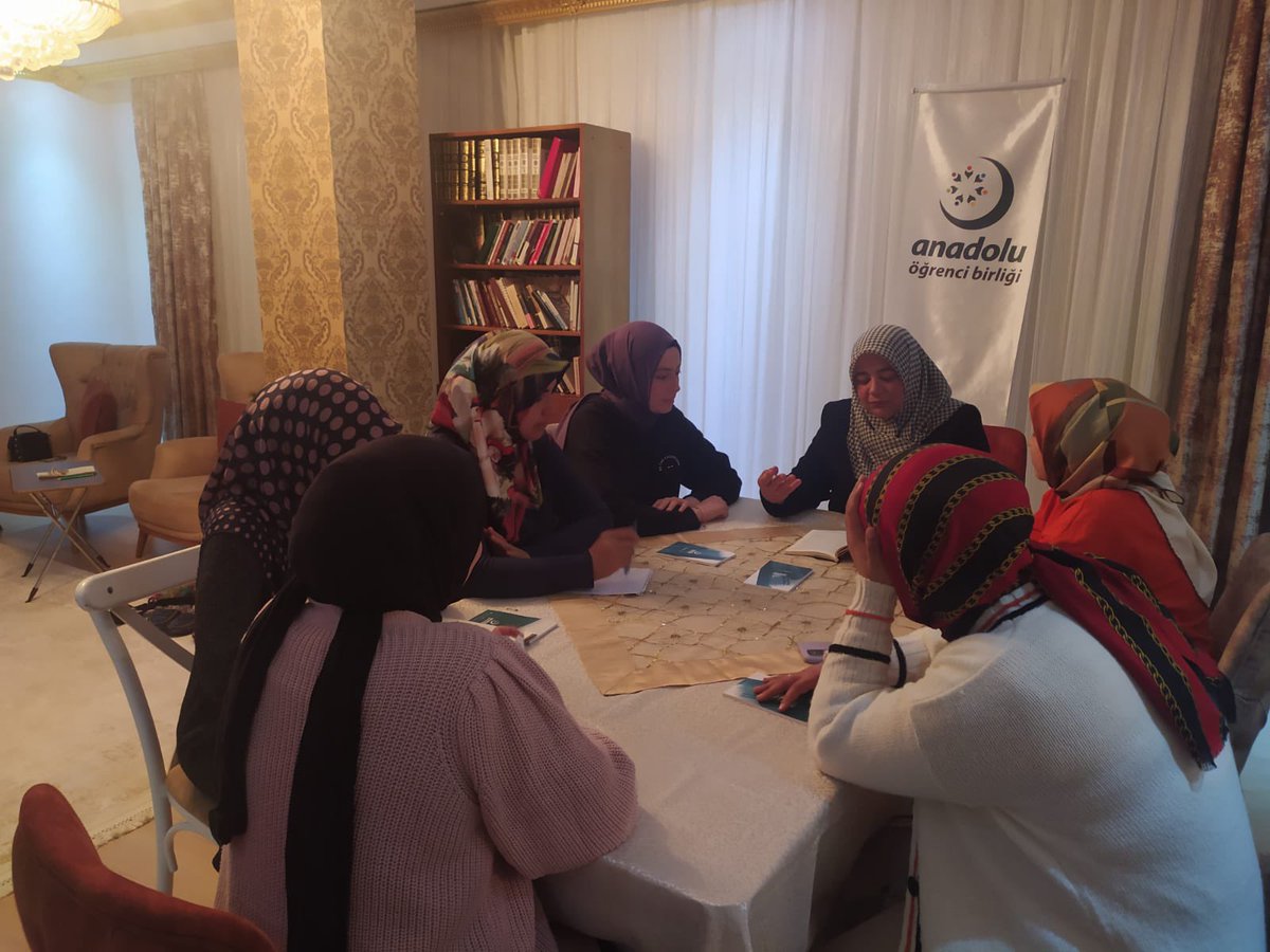 aobosmaniye's tweet photo. 📍Anadolu Öğrenci Birliği Osmaniye yeni bir haftayı verimli geçen programla karşılayarak Amin Maalouf’un Ölümcül Kimlikler adlı kitap kritiğinde buluştu. https://t.co/9vOkyS89RL