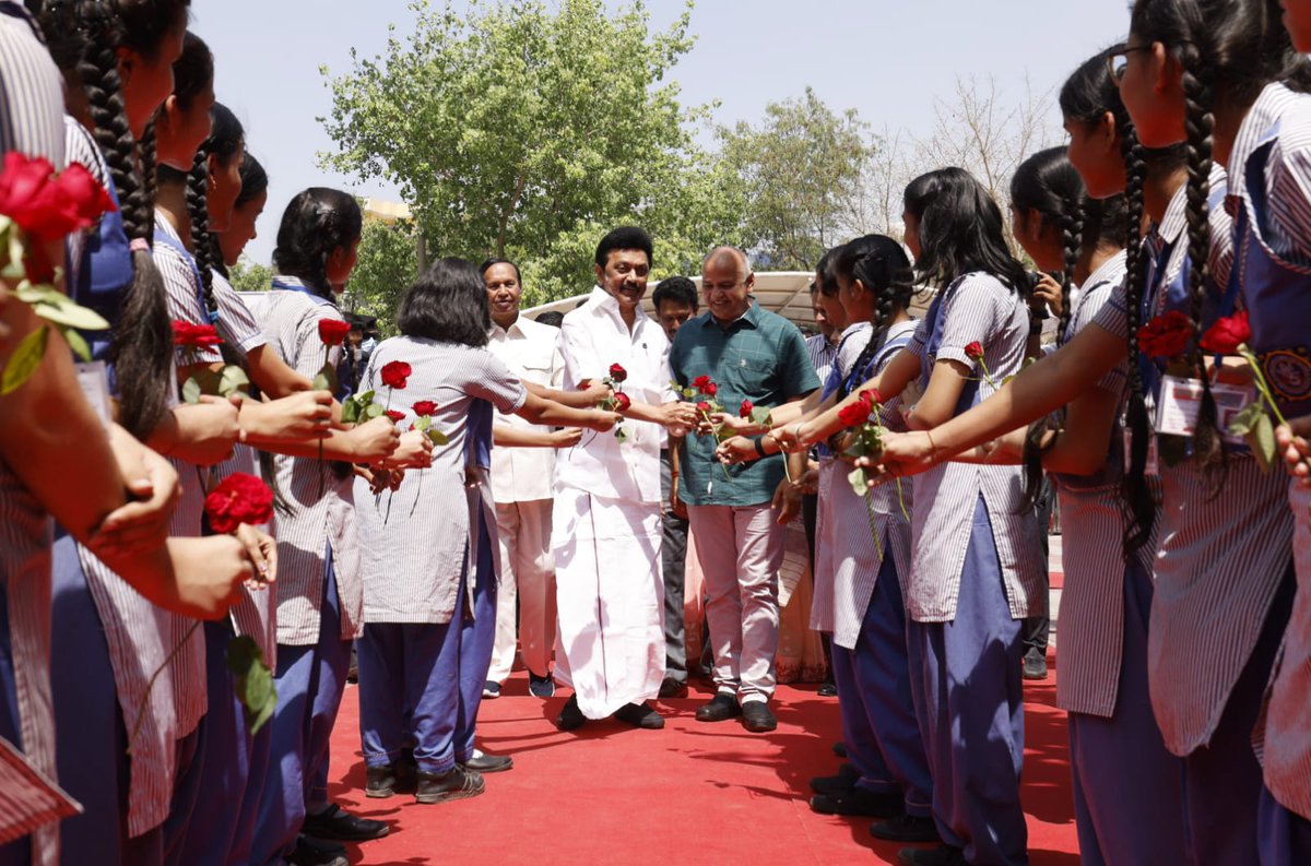mkstalin's tweet image. டெல்லியில் இன்று பள்ளியைப் பார்வையிட்டபோது, அங்கு மாணவர்களின் திறன்களை ஊக்குவிக்கும் #BusinessBlasters முன்னெடுப்பைக் கண்டு மகிழ்ந்தேன்.
மாணவர்களும் ஆசிரியர்களும் தங்களது அன்பால் என்னை நனையச் செய்துவிட்டனர். தலைவர் கலைஞரின் ஓவியத்தை ஆசிரியை ஒருவர் வழங்கியபோது, நெகிழ்ந்தேன்.