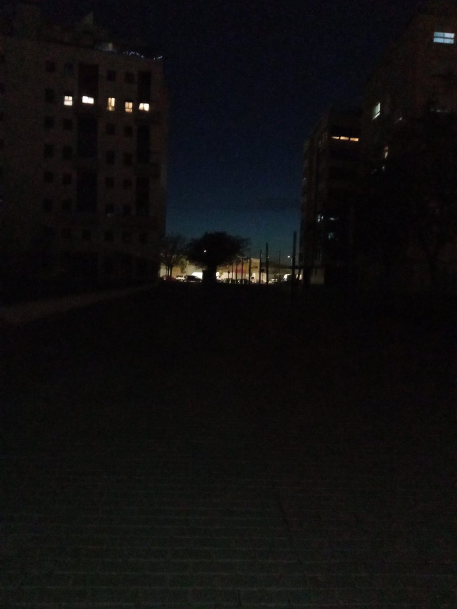 tw_scout's tweet photo. Hola @SomAlaquas @tonisaura seguramente os parezca normal que la Calle Dolores Ibarruri esté así a las 21.00h. Ya no sabemos cómo tenemos que reclamar que vengan a cambiar las bombillas fundidas de las dos únicas farolas de la calle. Es bastante vergonzoso. https://t.co/gInJRLTxUz