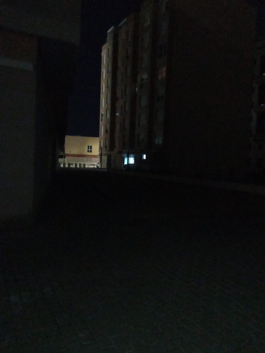 tw_scout's tweet photo. Hola @SomAlaquas @tonisaura seguramente os parezca normal que la Calle Dolores Ibarruri esté así a las 21.00h. Ya no sabemos cómo tenemos que reclamar que vengan a cambiar las bombillas fundidas de las dos únicas farolas de la calle. Es bastante vergonzoso. https://t.co/gInJRLTxUz
