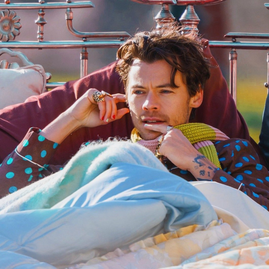 teamhsnews's tweet image. 🚨| ¡Harry confirmó que las fotos de  él en la cama son para otro video que saldrá pronto!