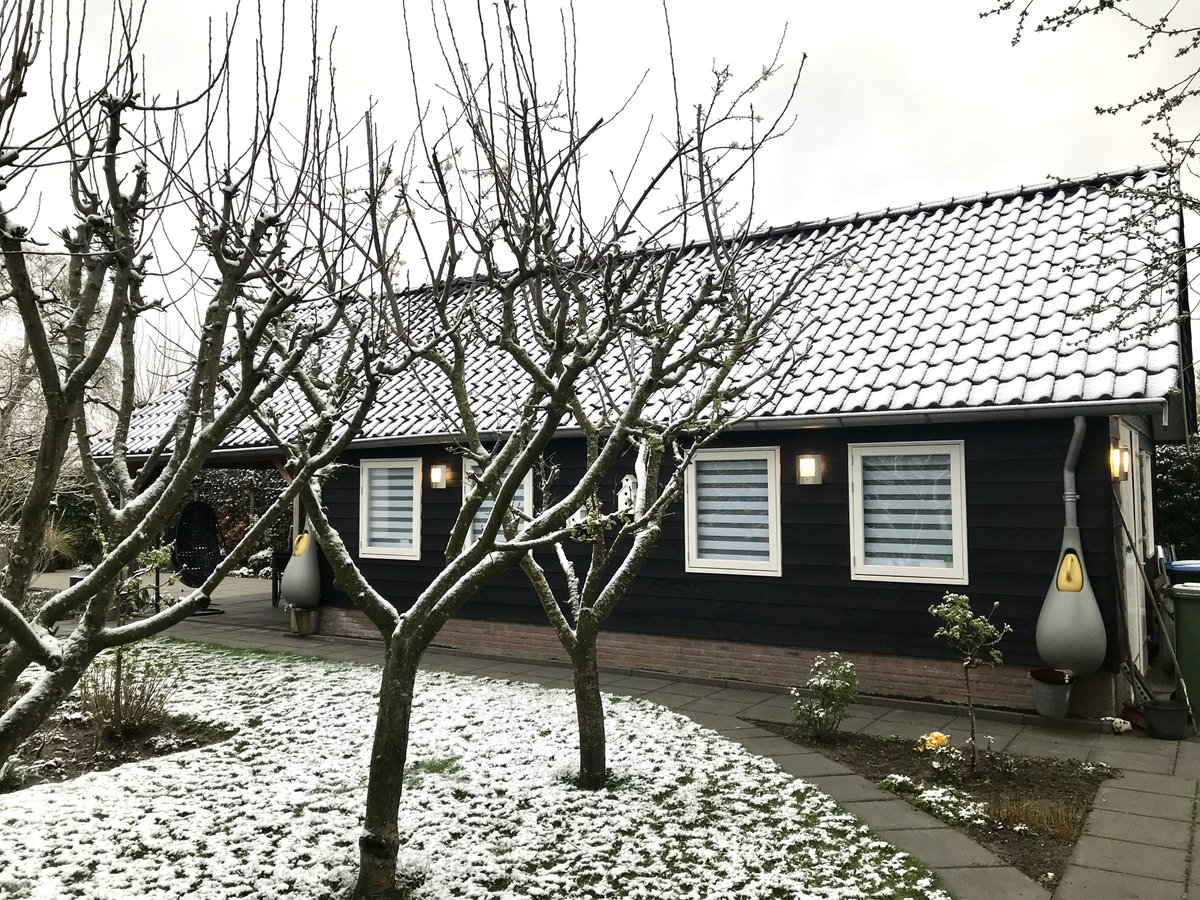 Mijn atelier is voorzien van een vers laagje sneeuw 🌨 #sneeuwinapril #mijnwerkplek #kinderlampen #kinderkamerdecoratie #roozje #zzper #millingenaanderijn